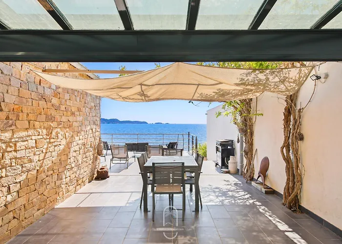 Maison sur l\'eau-Hyères-Almanarre-Parkings/Clim/WIFI
