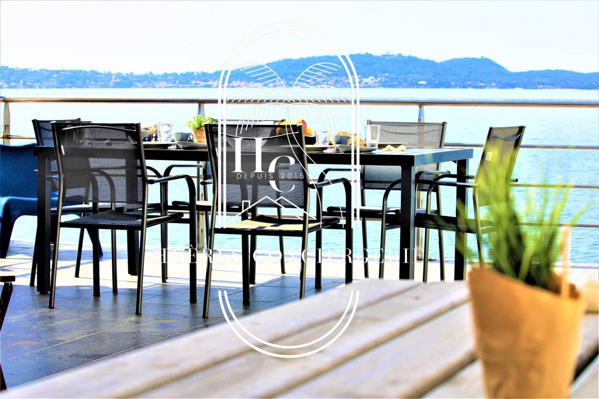 Maison Sur L'eau-hyères-almanarre-parkings/clim/wifi Villa Hyères