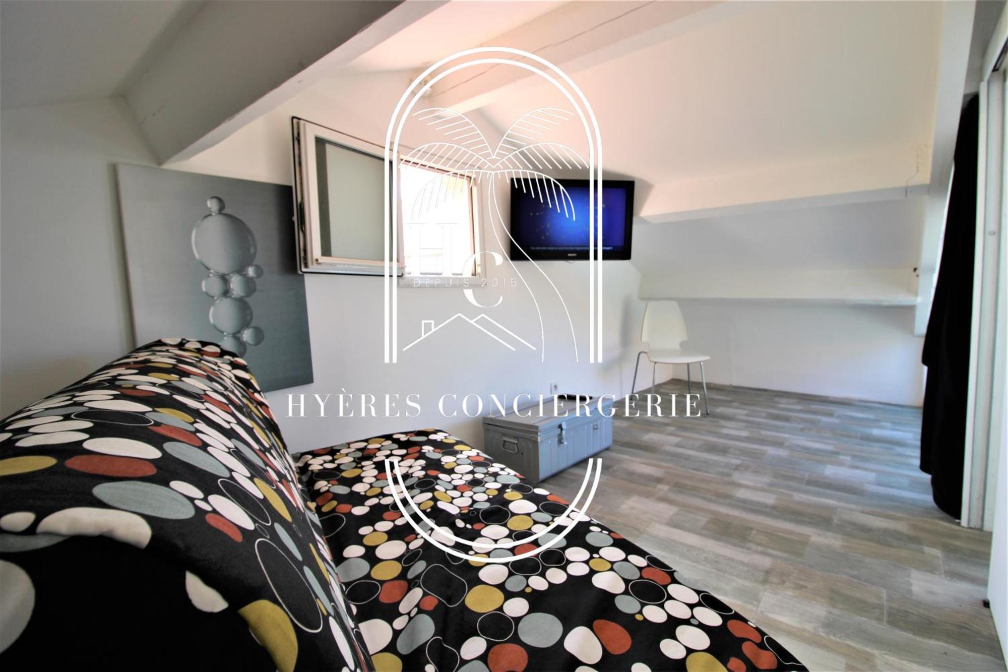Maison Sur L'eau-hyères-almanarre-parkings/clim/wifi Villa Hyères