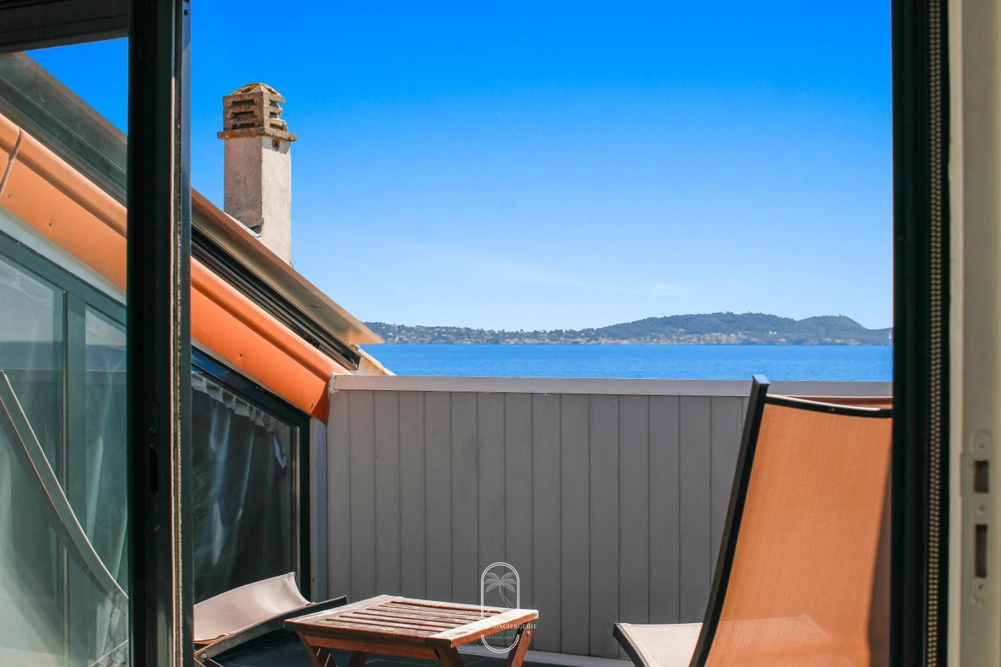 Maison Sur L'eau-hyères-almanarre-parkings/clim/wifi Villa Hyères