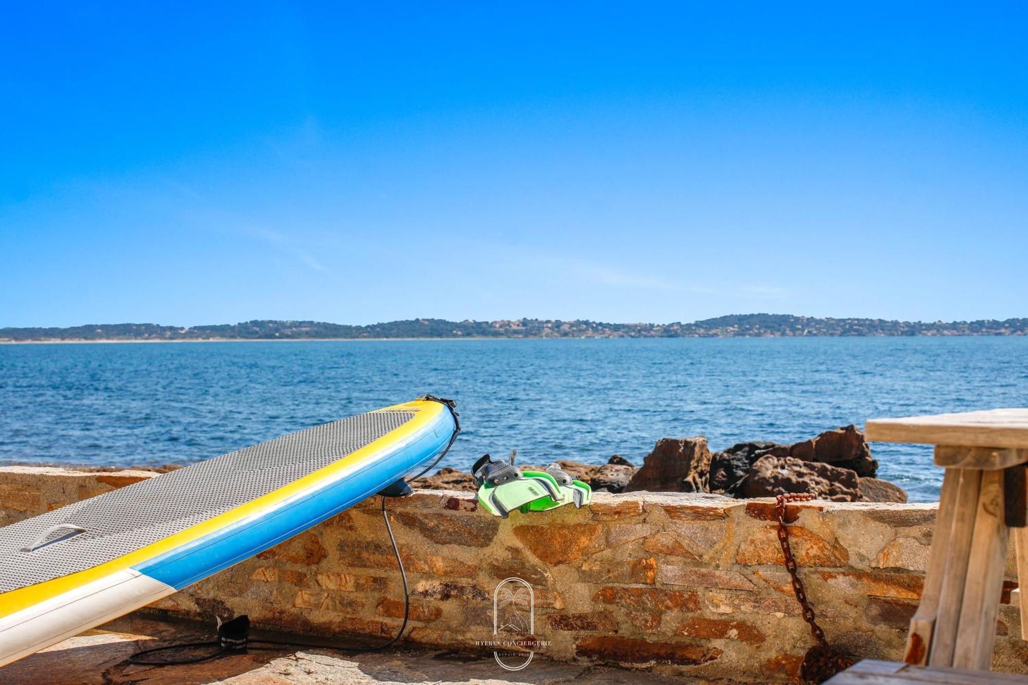 Villa Maison Sur L'eau-hyères-almanarre-parkings/clim/wifi