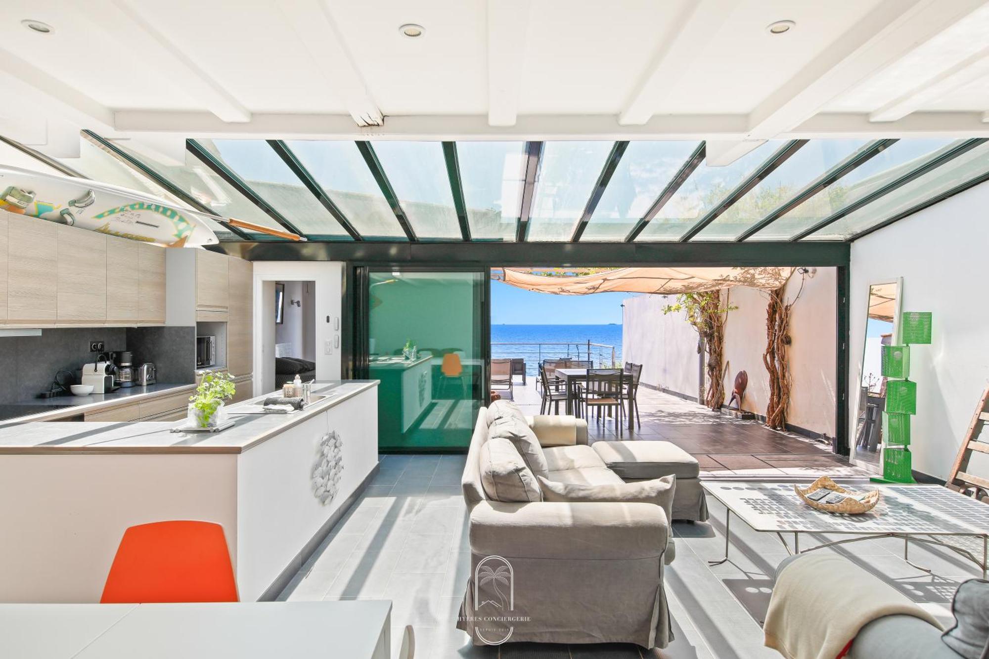 Maison Sur L'eau-hyères-almanarre-parkings/clim/wifi Villa *