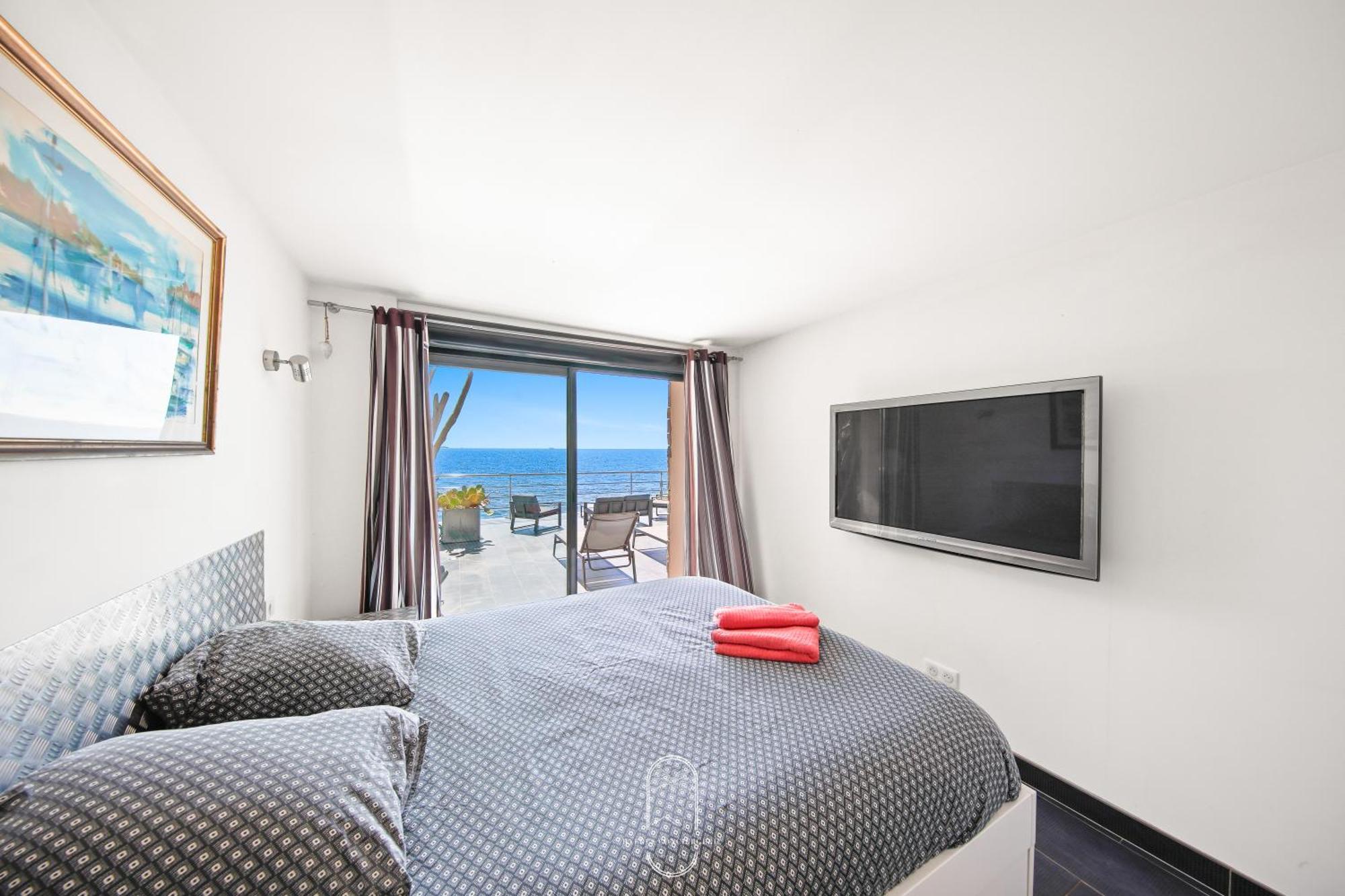 Villa Maison Sur L'eau-hyères-almanarre-parkings/clim/wifi Hyères
