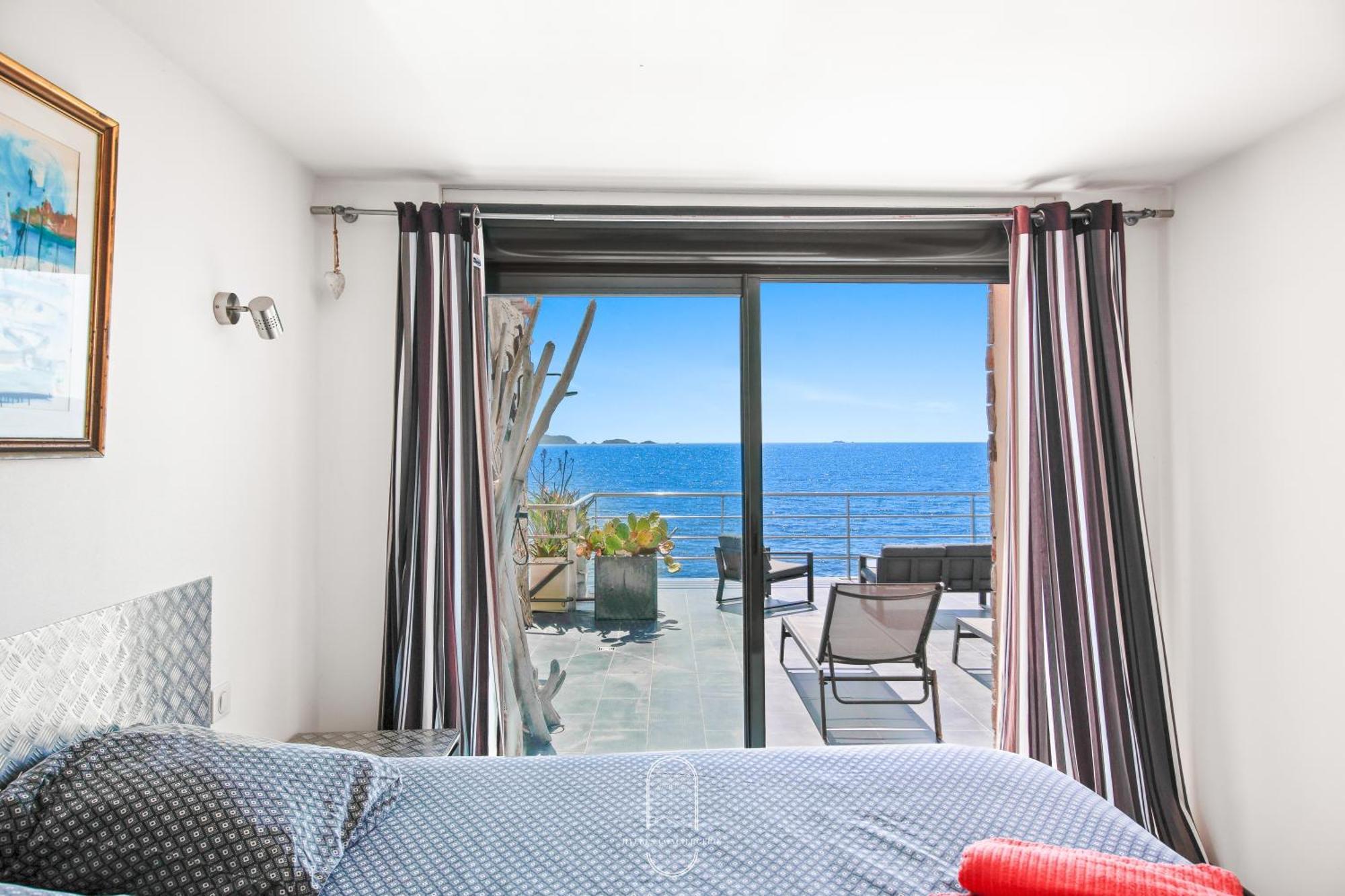 Maison Sur L'eau-hyères-almanarre-parkings/clim/wifi Villa *